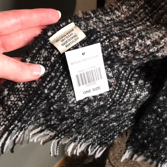 Pleasingly soft scarf — 3/$25 SALE item! - Picture 4 of 6